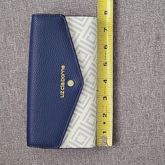Liz Claiborn wallet - Picture 1 of 5